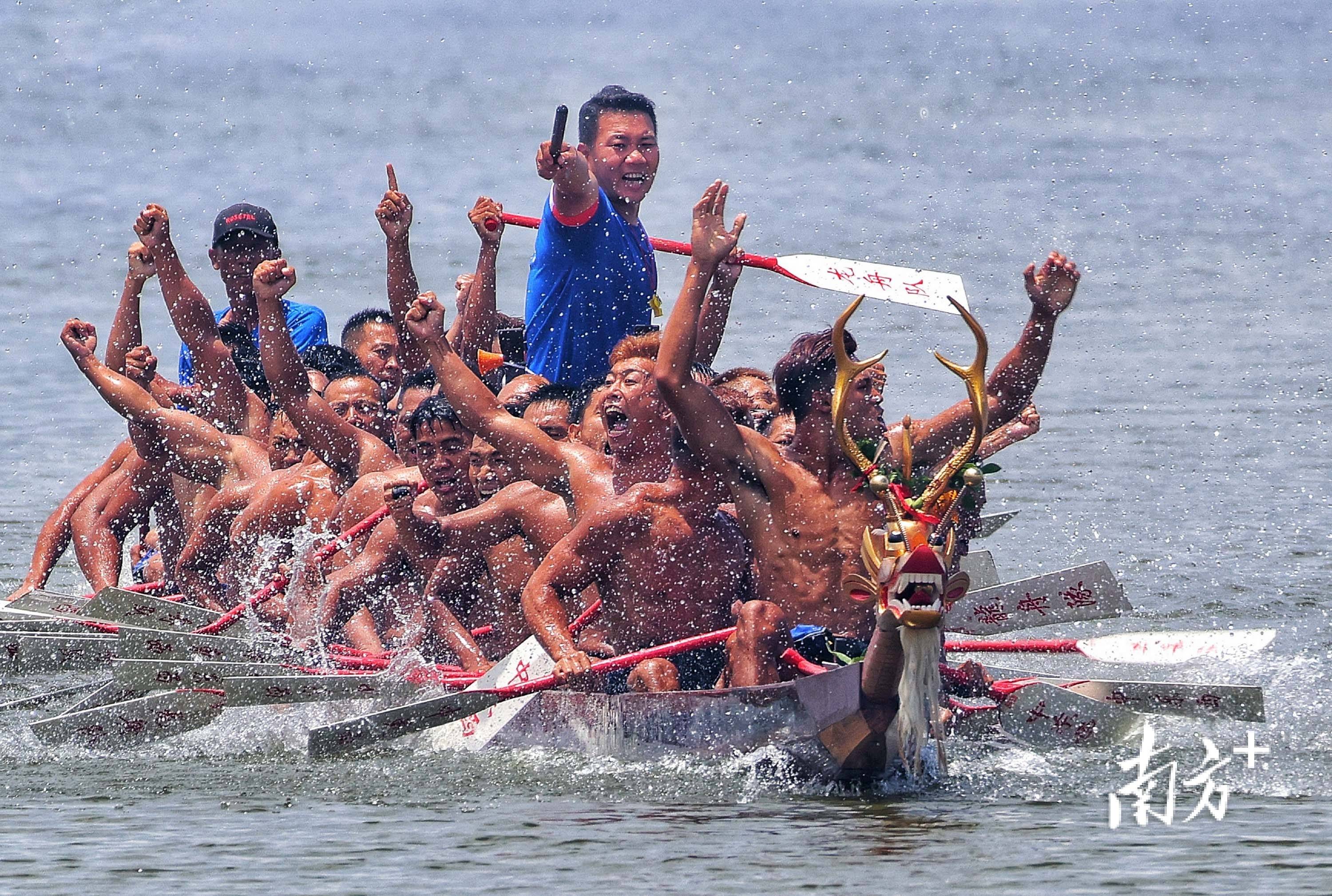 “胜利的喜悦”——夺冠车手的激情瞬间全集的简单介绍 “胜利的喜悦”——夺冠车手的激情瞬间全集的简单介绍