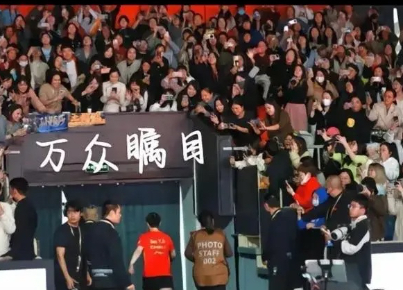 包含现场氛围：球迷歌声雷动，场内热情高涨！的词条