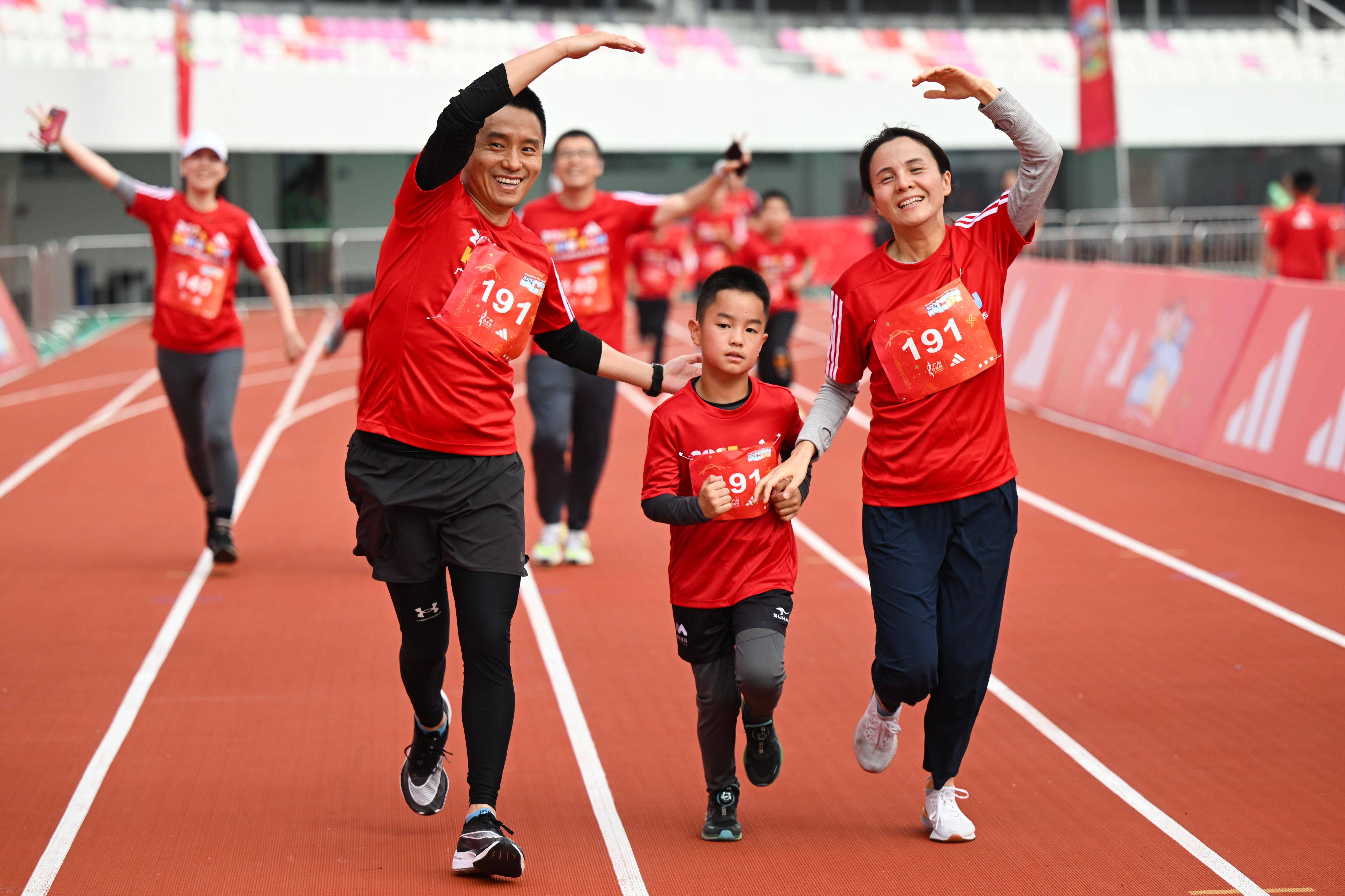 大型亲子运动会,家庭合作共创佳绩的简单介绍 大型亲子运动会,家庭合作共创佳绩的简单介绍