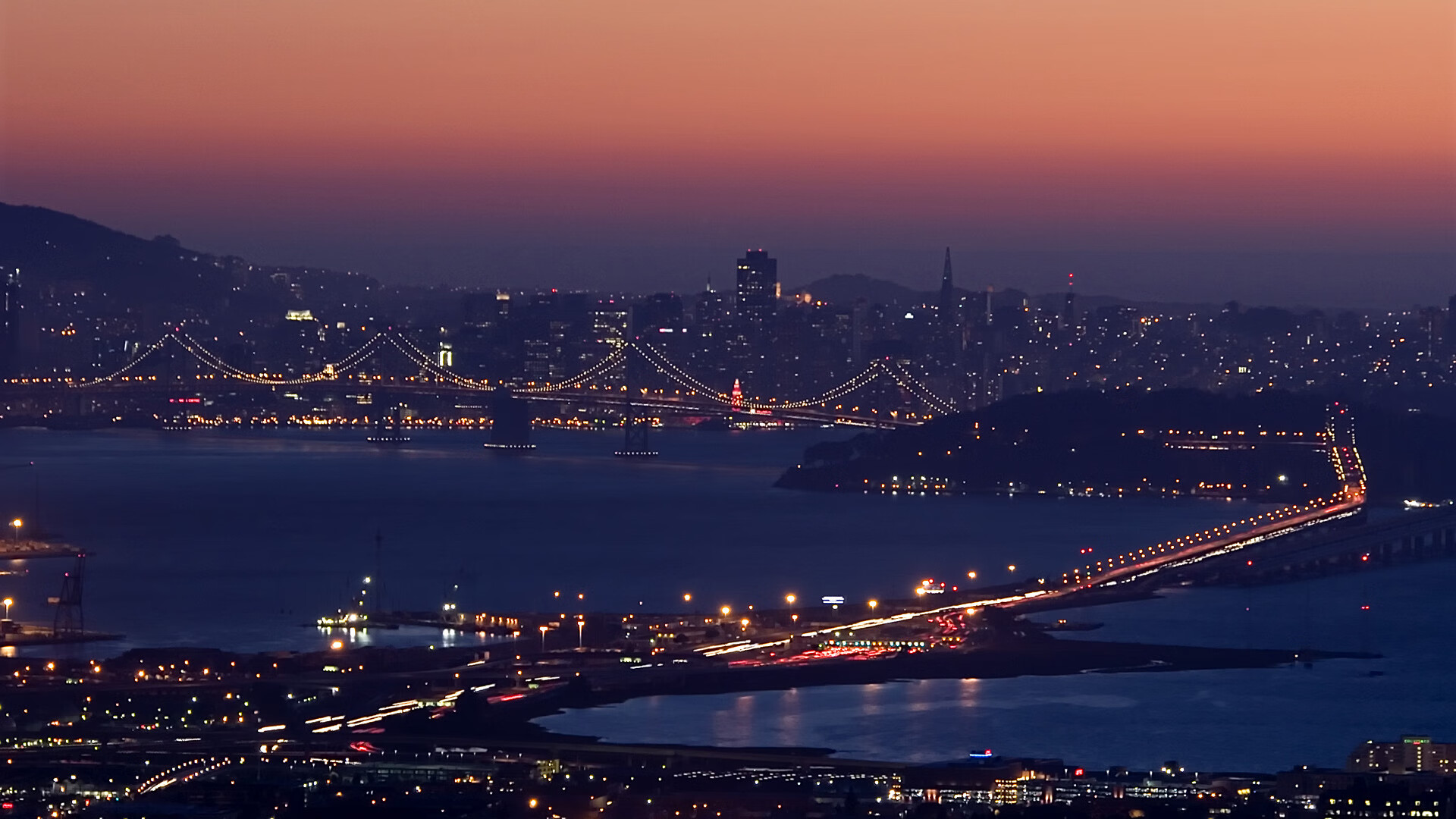 比赛中球员们奋勇争先,为球队赢得胜利,球员在赛场上挥洒的青春的汗水